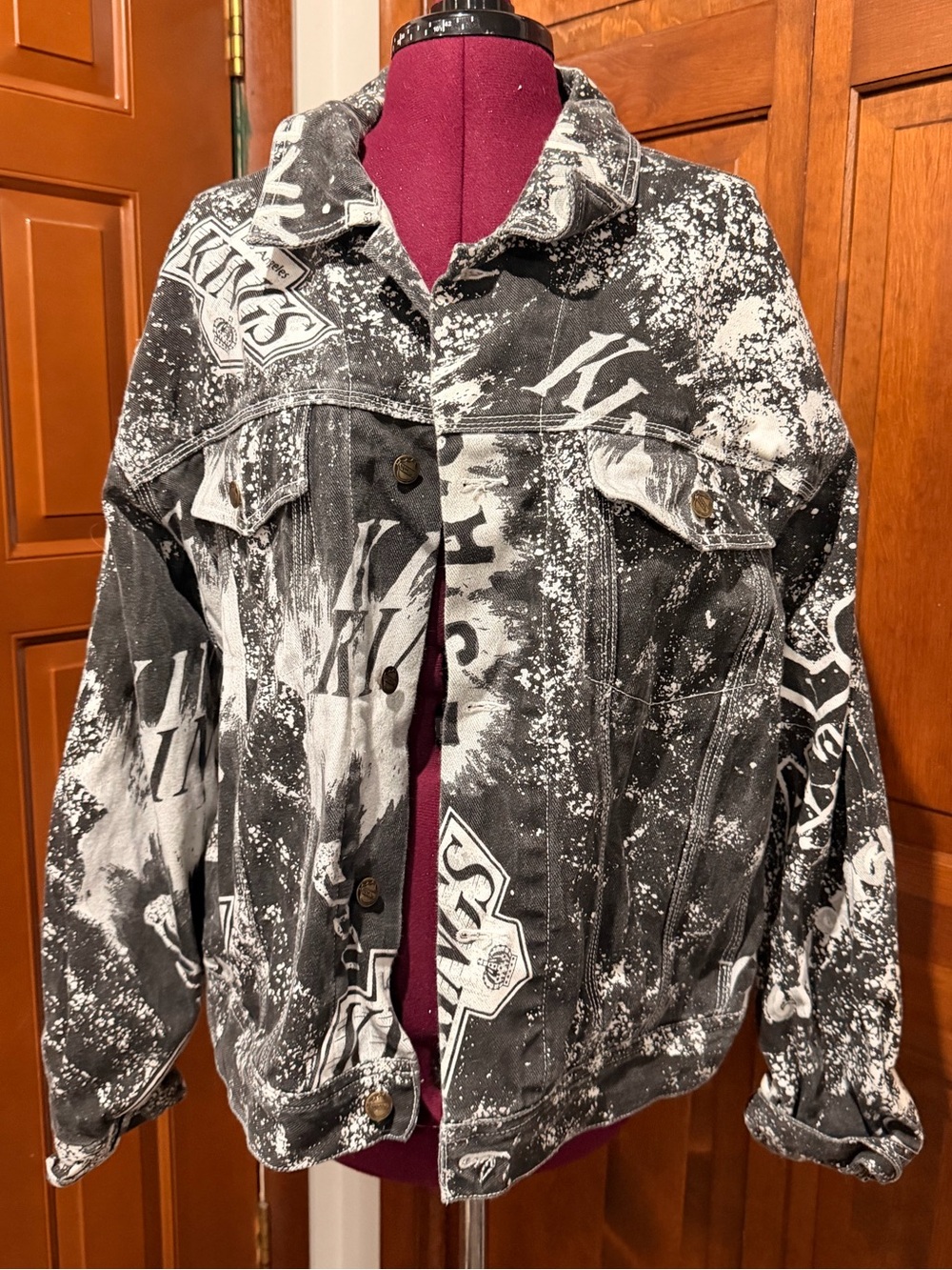 Xl vintage LA Kings Black & White Graphic Denim Jacket - Men